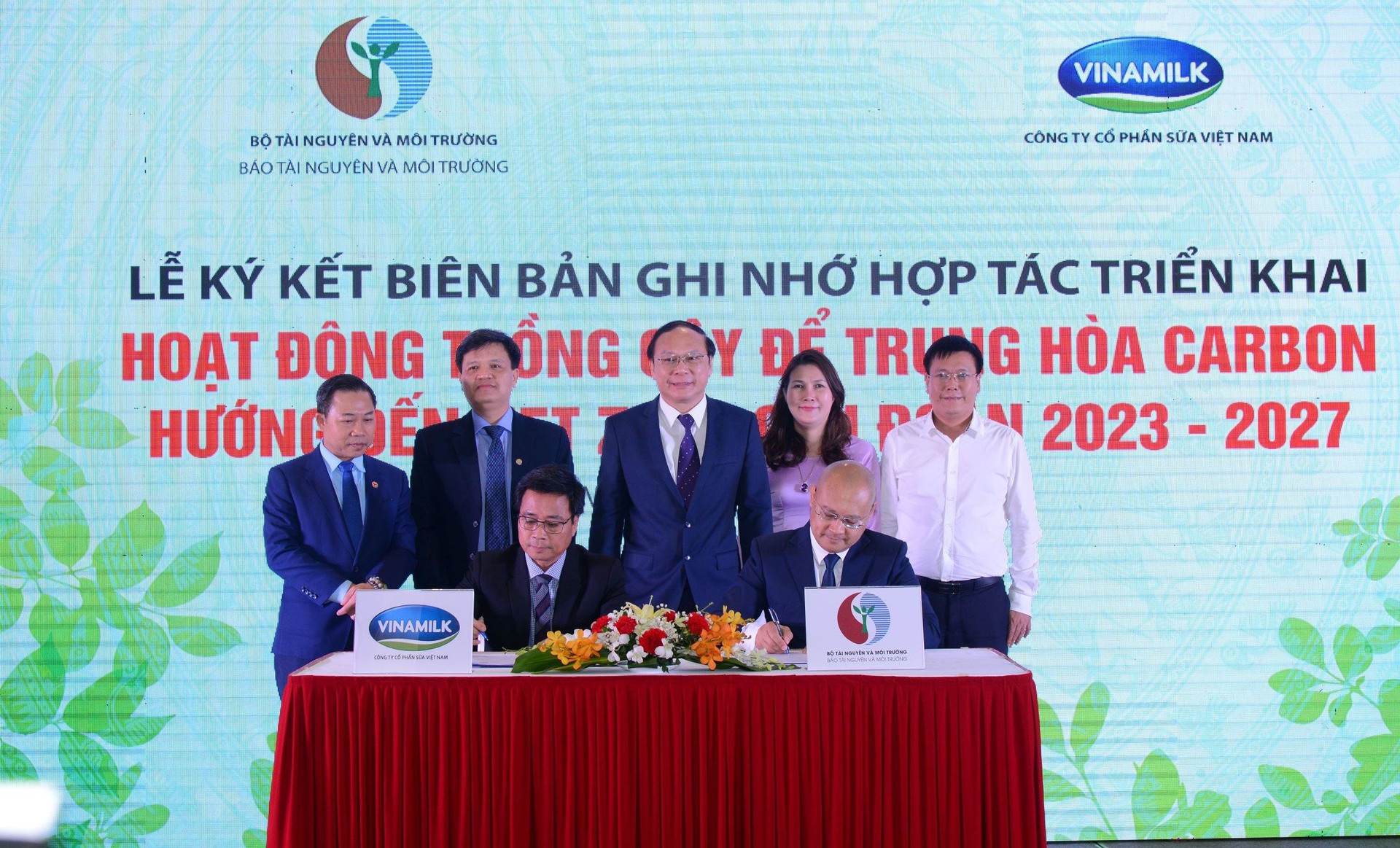 Báo TN&MT - Công ty CP Sữa Việt Nam Vinamilk: Ký kết Biên bản ghi nhớ hợp tác trồng cây để trung hòa Carbon hướng đến Net Zero giai đoạn 2023 – 2027